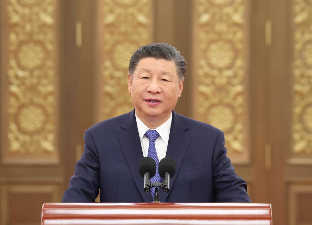 2024年9月23日，習(xí)近平總書記在人民大會(huì)堂接見探月工程嫦娥六號(hào)任務(wù)參研參試人員代表并參觀月球樣品和探月工程成果展覽。這是習(xí)近平總書記發(fā)表重要講話。新華社記者 鞠鵬 攝