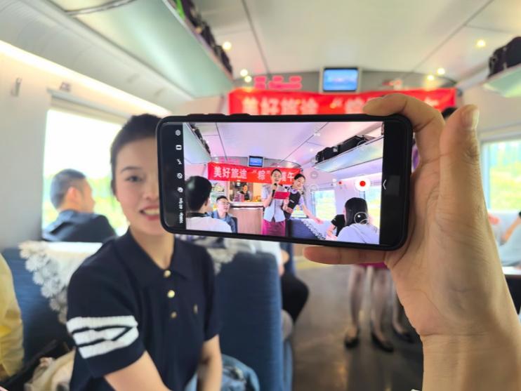 在活動(dòng)中，旅客紛紛舉起手機(jī)拍攝。顏笑攝