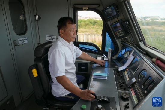 5月31日，在蒙內(nèi)鐵路內(nèi)羅畢站，機(jī)車(chē)駕駛員蔣立平在即將開(kāi)往蒙巴薩的E2次列車(chē)上進(jìn)行準(zhǔn)備工作。新華社記者 楊光 攝