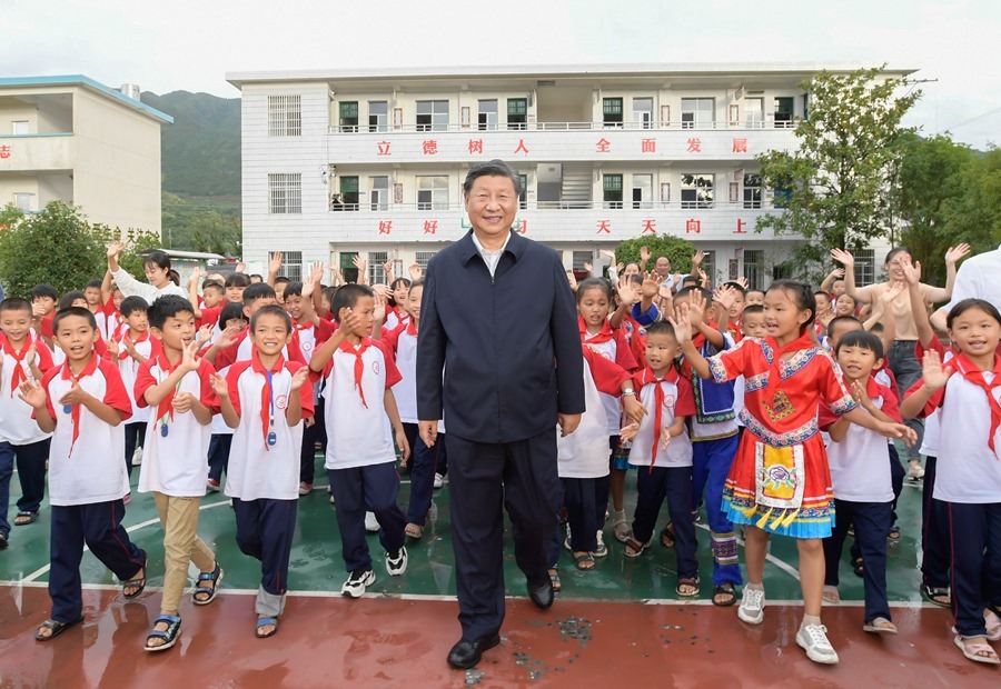 2020年9月16日，在湖南郴州市汝城縣文明瑤族鄉(xiāng)第一片小學(xué)，師生們簇?fù)碇?xí)近平總書(shū)記步出校園。新華社記者 李學(xué)仁 攝