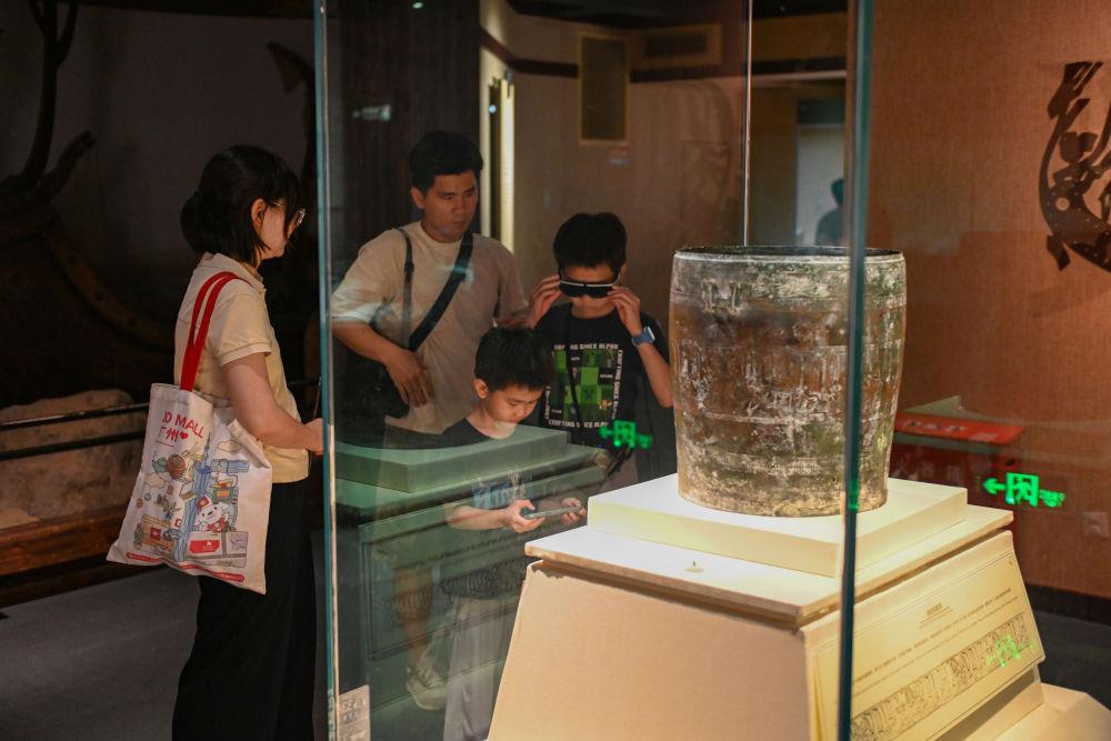 △2025年5月18日，游客在廣東廣州南越王博物院（王墓展區(qū)）體驗(yàn)AR眼鏡智慧導(dǎo)覽服務(wù)。