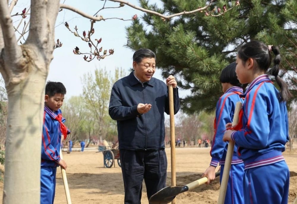 2019年4月8日，習(xí)近平總書(shū)記參加首都義務(wù)植樹(shù)活動(dòng)。這是習(xí)近平總書(shū)記同少先隊(duì)員在一起。新華社記者 鞠鵬 攝