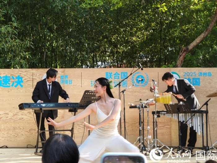 《舞，自然》舞蹈表演。人民網(wǎng)記者 李明攝