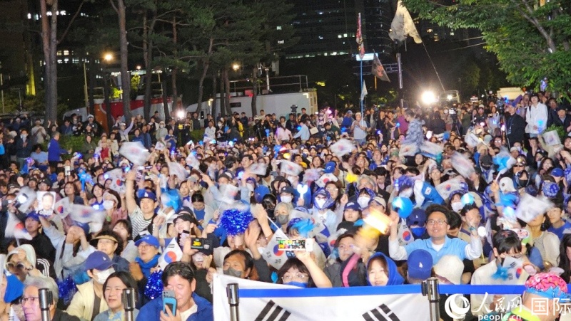當?shù)貢r間4日凌晨，李在明支持者們聚集在國會前等待計票結(jié)果。人民網(wǎng) 柳美鉉攝
