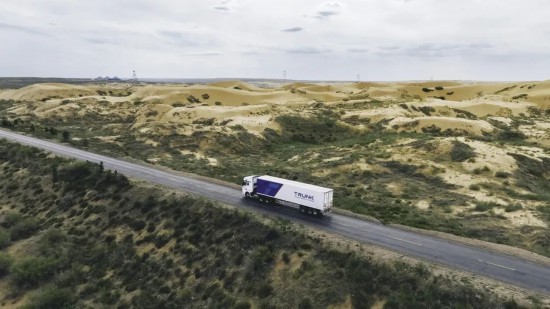 主線科技智能卡車行駛在路上。